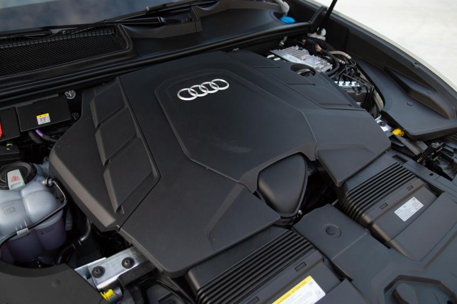 Моторный отсек Audi Q8 55 TFSI Quattro 2018 года  (NA) (фото 28 из 32)